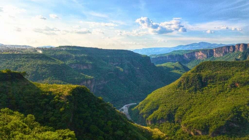 Berglandschaft mit Fluss in Mexiko – Symbolbild für Auswandern Mexiko Vergleich