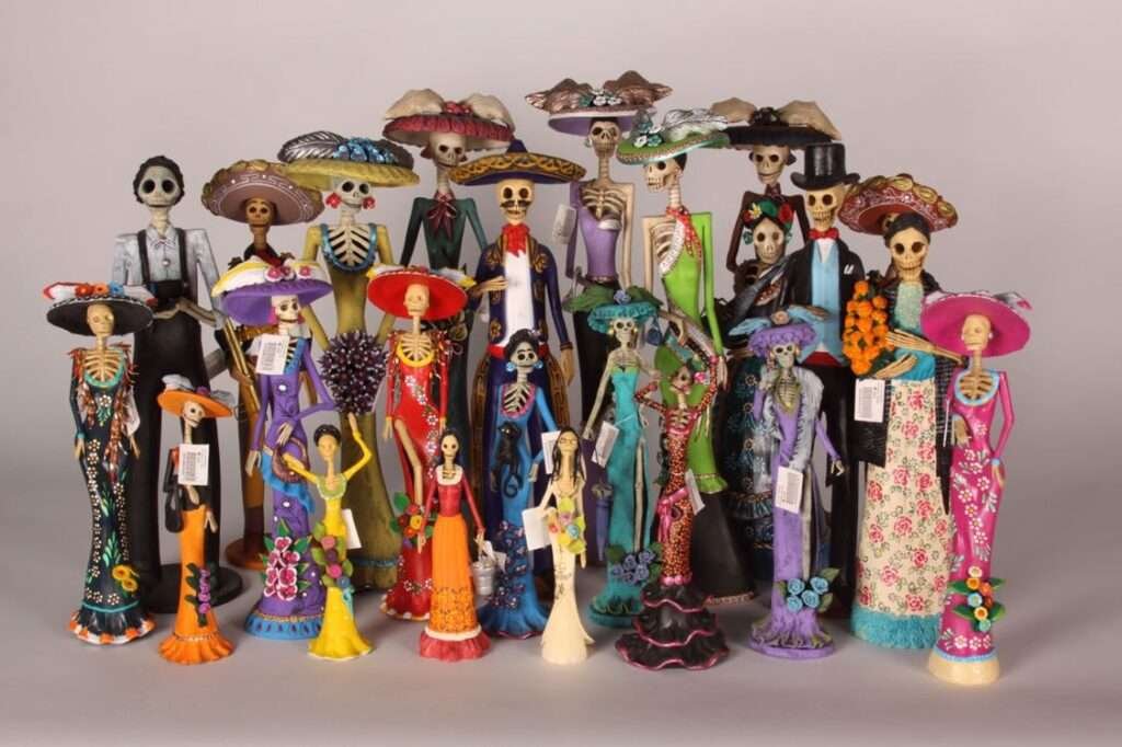 Tag der Toten – Bunte Catrinas Figuren aus Mexiko, handgefertigt für die Feierlichkeiten zum Día de los Muertos