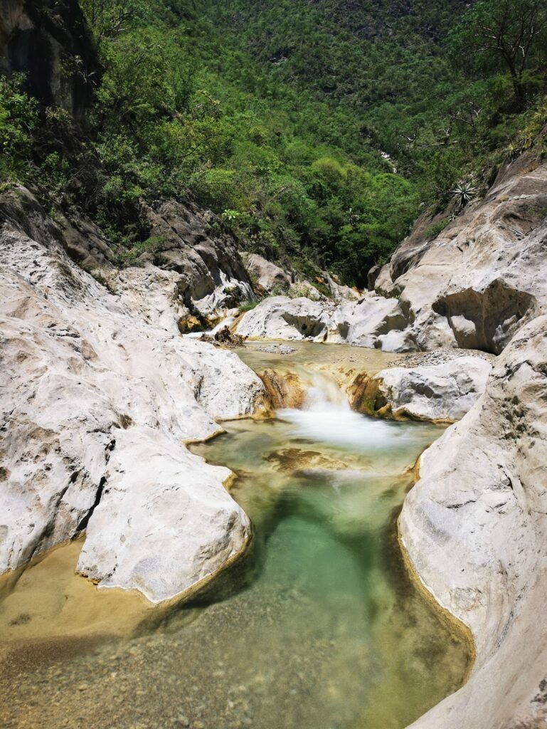 Kristallklarer Flusslauf der Manantiales Kinjua – natürliche Thermalquellen in Mexiko