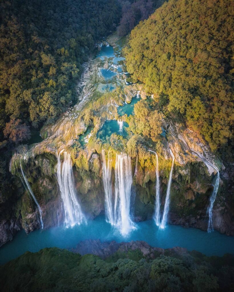 Drohnenaufnahme vom Tamul-Wasserfall in der La Huasteca Potosina – majestätisch und kraftvoll