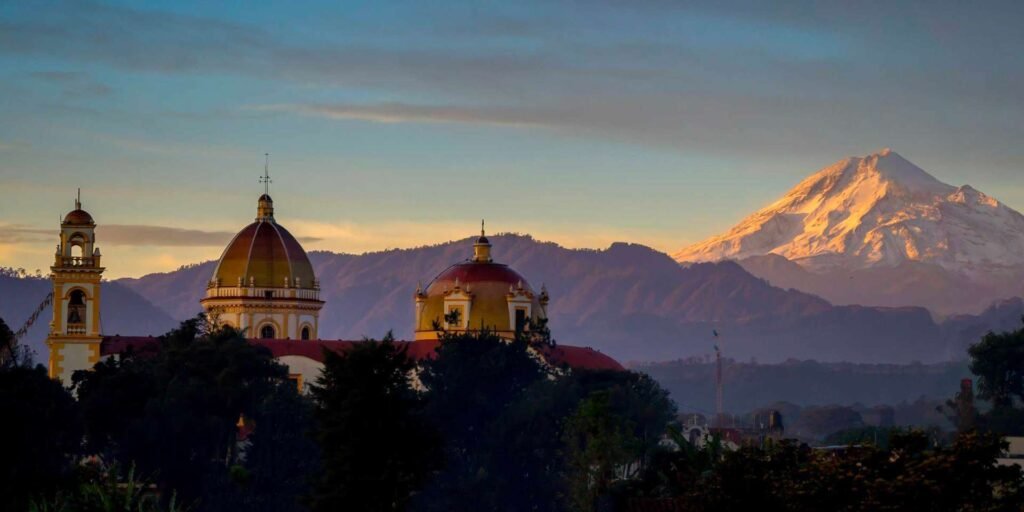 Kirche von Xico mit Blick auf den schneebedeckten Pico de Orizaba – Fokus auf Coatepec und Xico