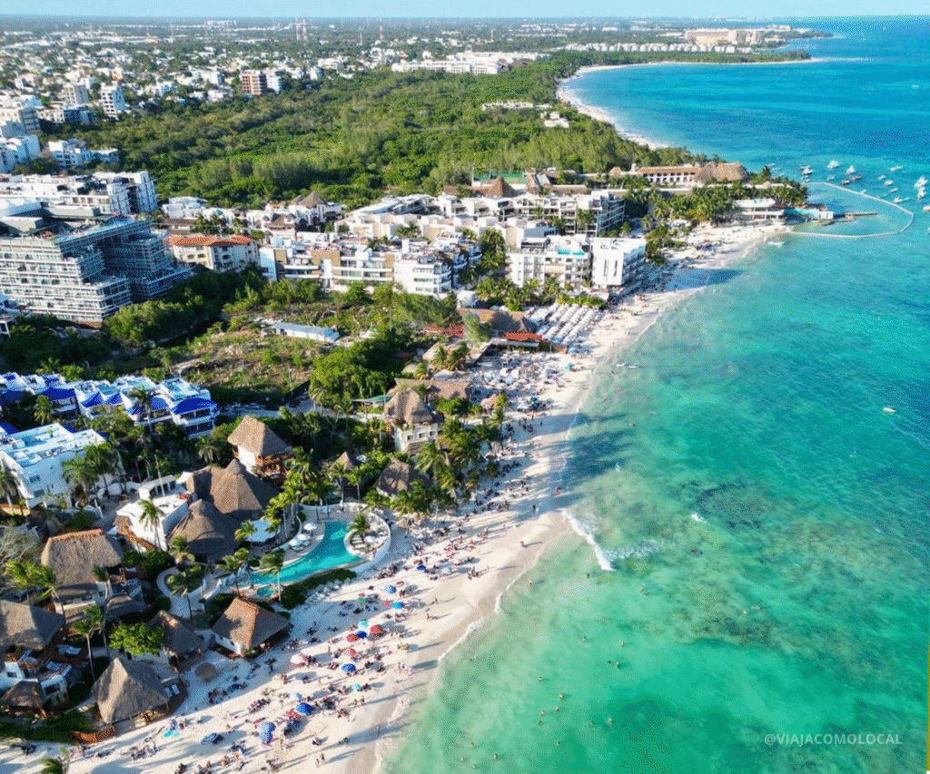 Sicherheit an der Riviera Maya 2025 – Blick auf Strand, Hotels und türkisfarbenes Meer in Playa del Carmen