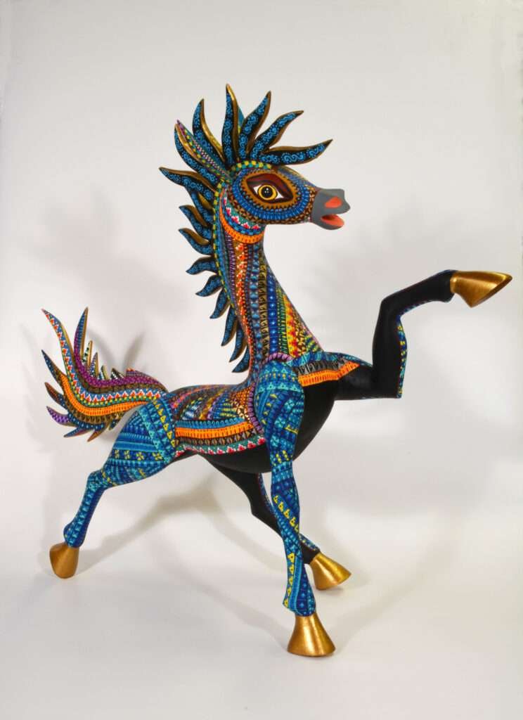 Künstlerisch gestaltetes Pferd als Alebrije aus Mexiko mit goldenen Hufen und detailreichen Mustern