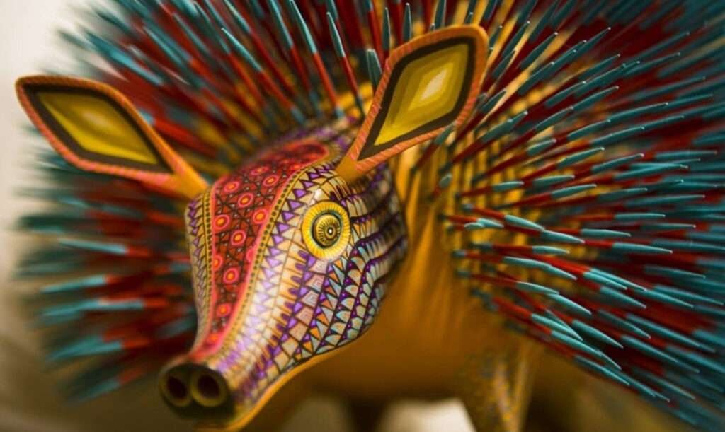 Detaillierte Nahaufnahme eines Alebrije mit bunten Mustern und langen Holzstacheln – typisch für Alebrijes aus Mexiko
