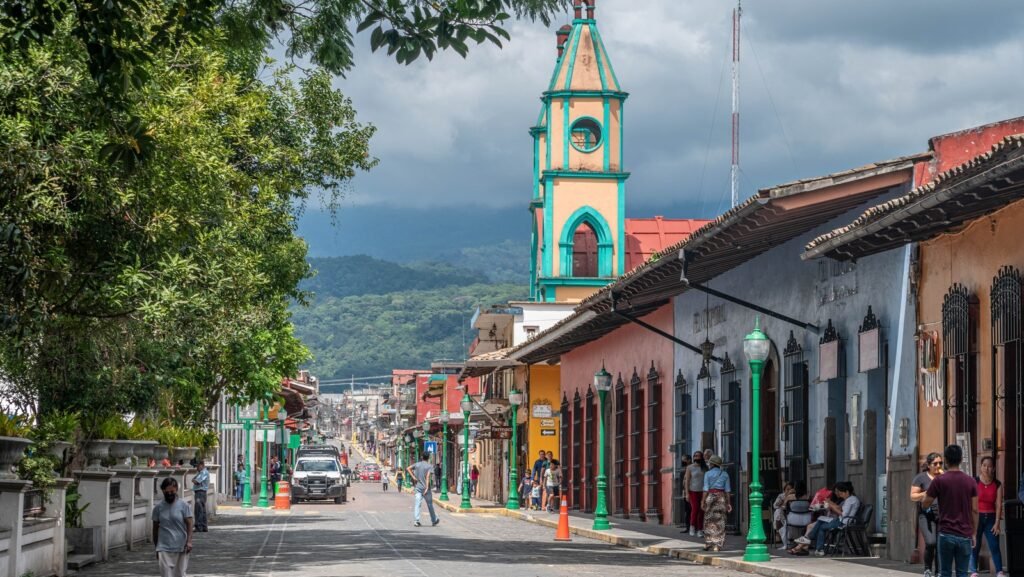 Koloniale Straße in Coatepec, Veracruz mit bunter Kirche – Fokus auf Coatepec und Xico als Reiseziele