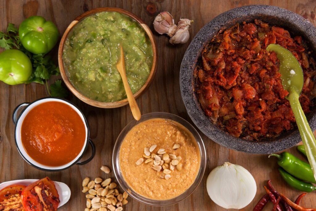 Bunte Vielfalt traditioneller Salsas aus Mexiko mit frischen Zutaten wie Tomaten, Chilis und Erdnüssen