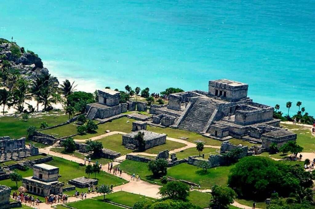 Tulum ist eine der bekanntesten Ruinen und Pyramiden in Mexiko, direkt über dem Karibischen Meer gelegen