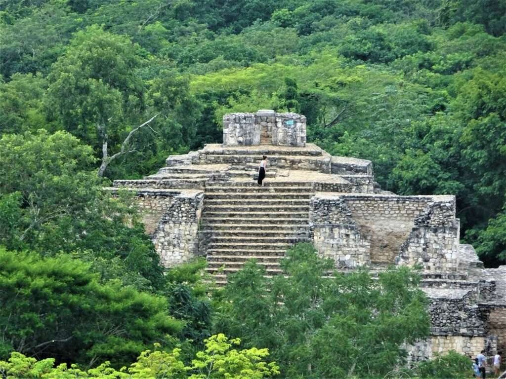 Zeremonielle Pyramide im Siedlungsgebiet der Olmeken