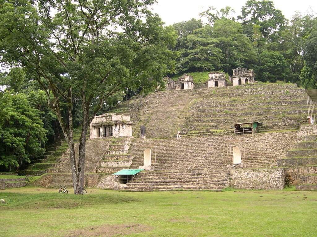 Steinstufenpyramide der Ruinen von Bonampak im tropischen Regenwald von Chiapas