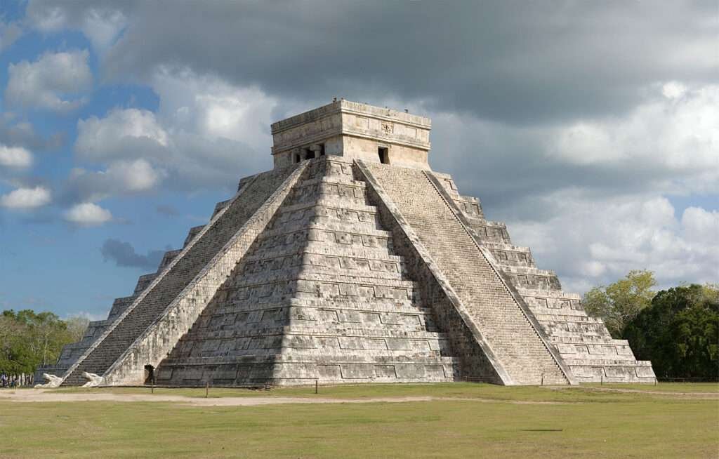 Ruinen und Pyramiden in Mexiko: Blick auf Chichén Itzá mit El Castillo