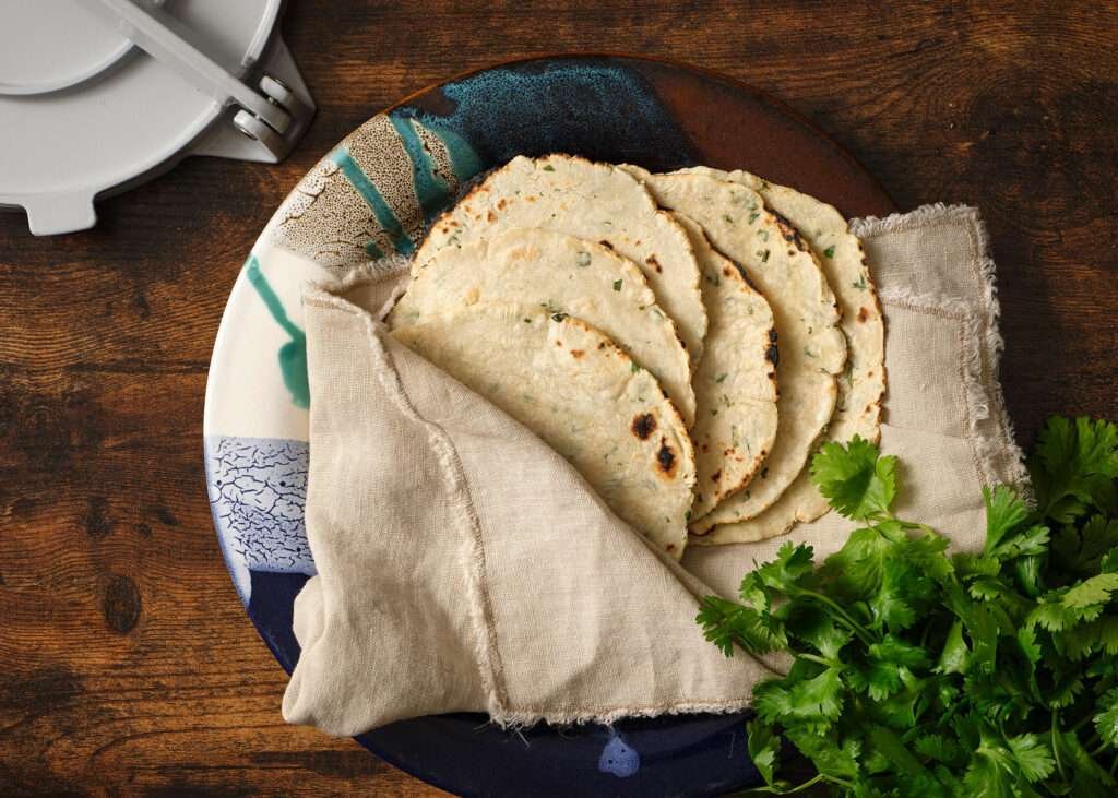 Frische Tortillas in Mexiko mit Kräutern auf einem Teller