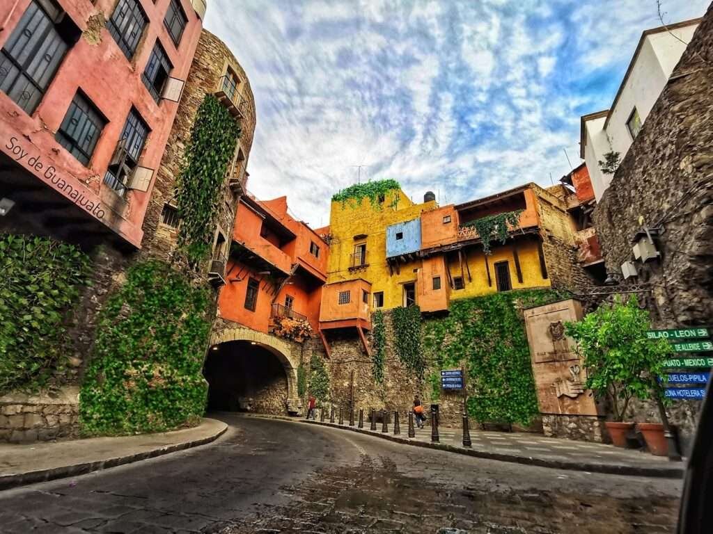 Leben in Guanajuato – verwinkelte Gassen und bunte Häuser in der Altstadt