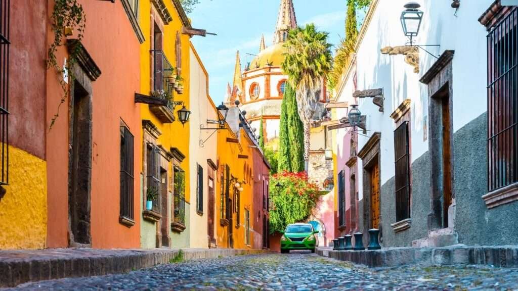 Farbige Altstadtgasse in San Miguel de Allende – wie viel kostet das Leben in Mexiko wirklich