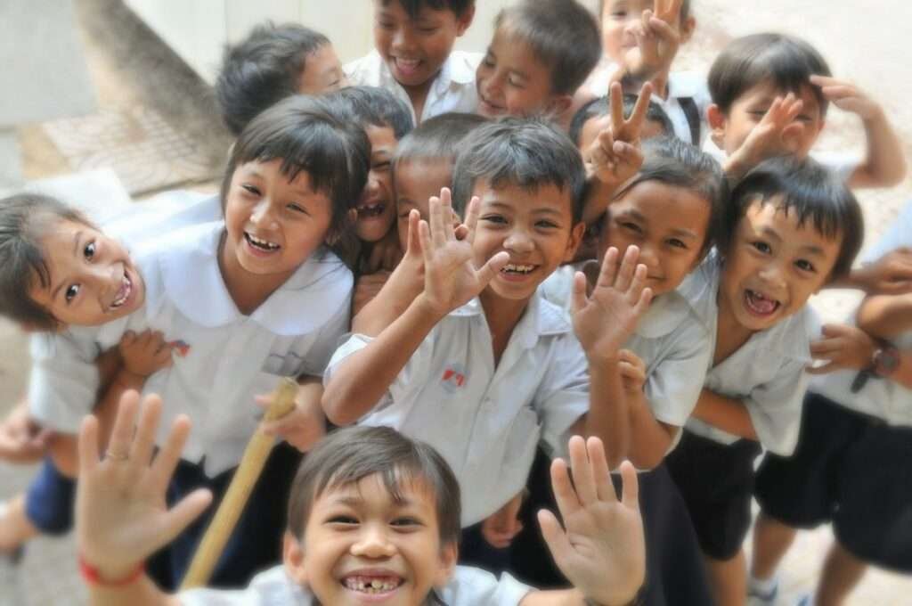Fröhliche Kinder in Schuluniform – Mexiko unter den glücklichsten Ländern