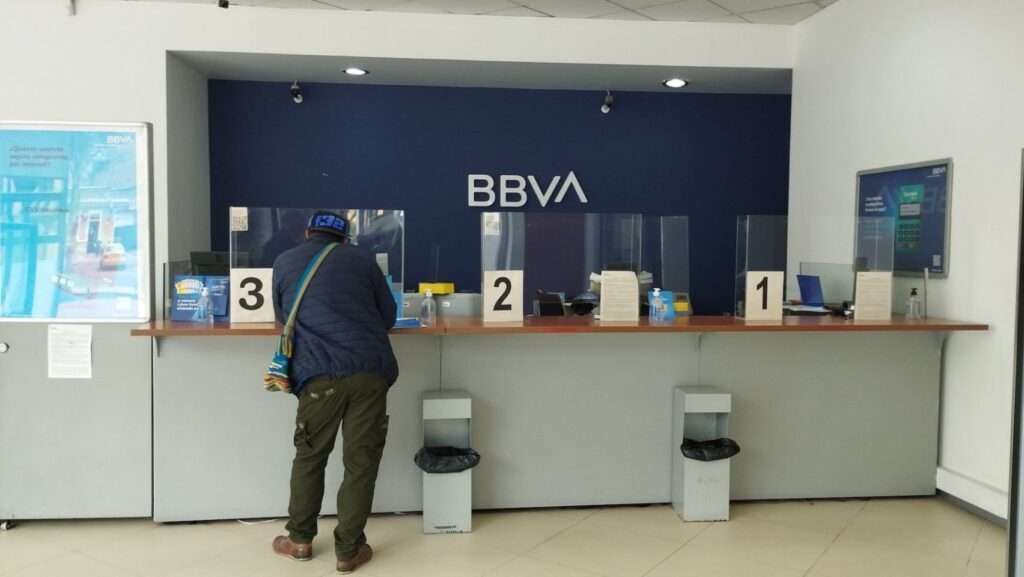 Mann am BBVA-Schalter – Bankkonto in Mexiko eröffnen bei BBVA