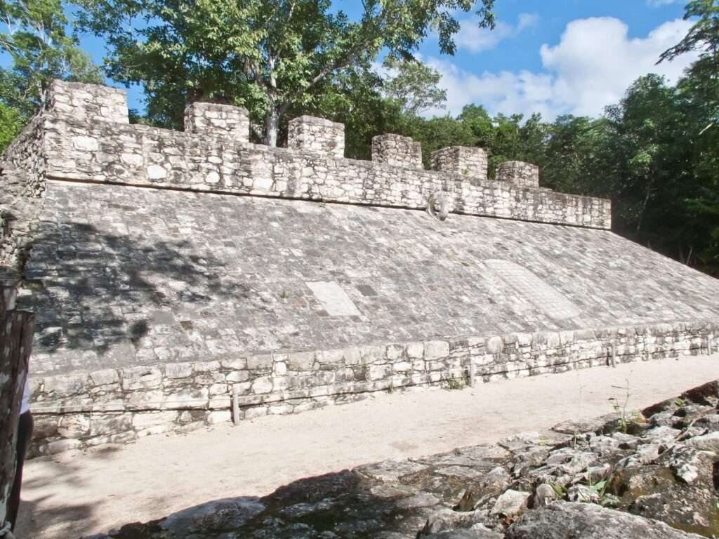 Antiker Ballspielplatz der Ruinen von Cobá in Mexiko