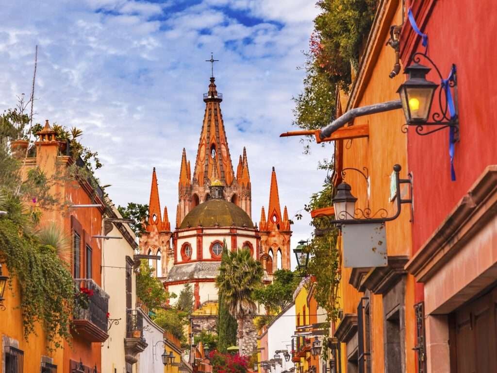 Koloniale Altstadt mit Blick auf die Kirche – das charmante Leben in San Miguel de Allende.