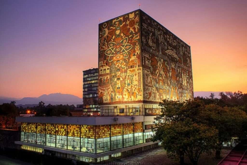 Studieren in Mexiko – Zentralbibliothek der UNAM mit Wandgemälde