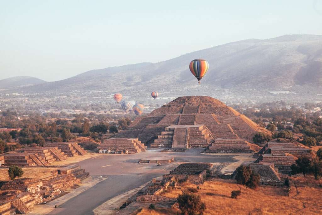 Sonnenpyramide der Ruinen von Teotihuacan mit Heißluftballons im Morgenlicht