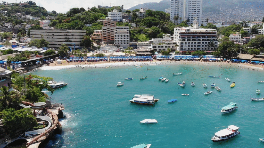 Strandpromenade mit Booten in der Bucht von Acapulco
