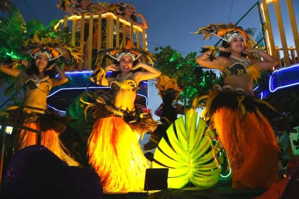 Traditioneller Tanz auf einem Festwagen bei Nacht während des Karneval in Mexiko