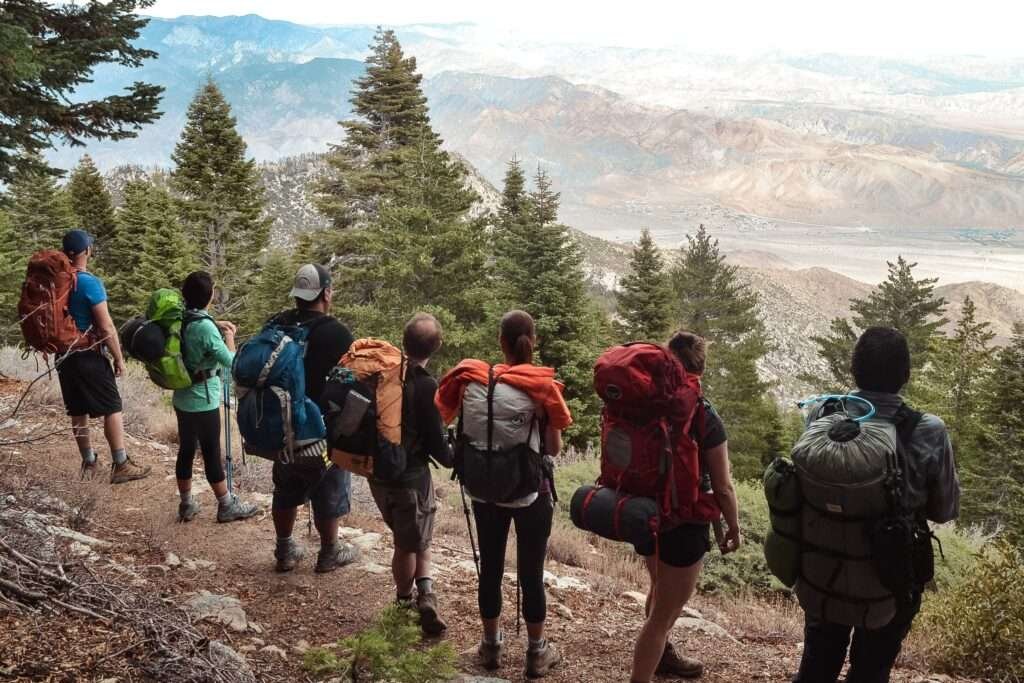 Gruppe von Reisenden mit Rucksack beim Wandern – passende Ausrüstung laut Packliste für Mexiko