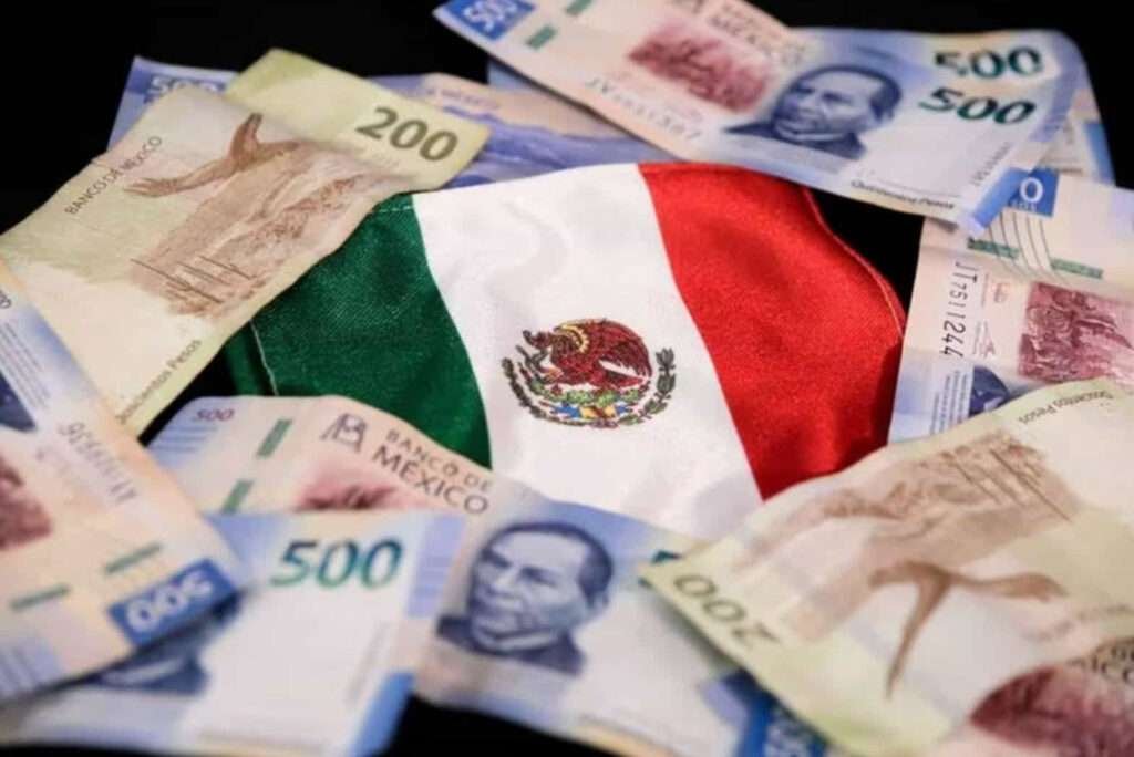 Nahaufnahme von mexikanischen Banknoten und Flagge im Kontext von Mexikos blühende Zukunft