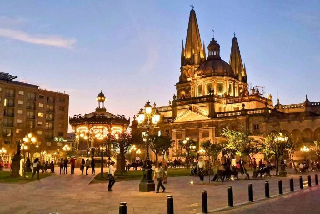 Die beleuchtete Kathedrale von Guadalajara in Mexiko bei Sonnenuntergang auf der Plaza de Armas