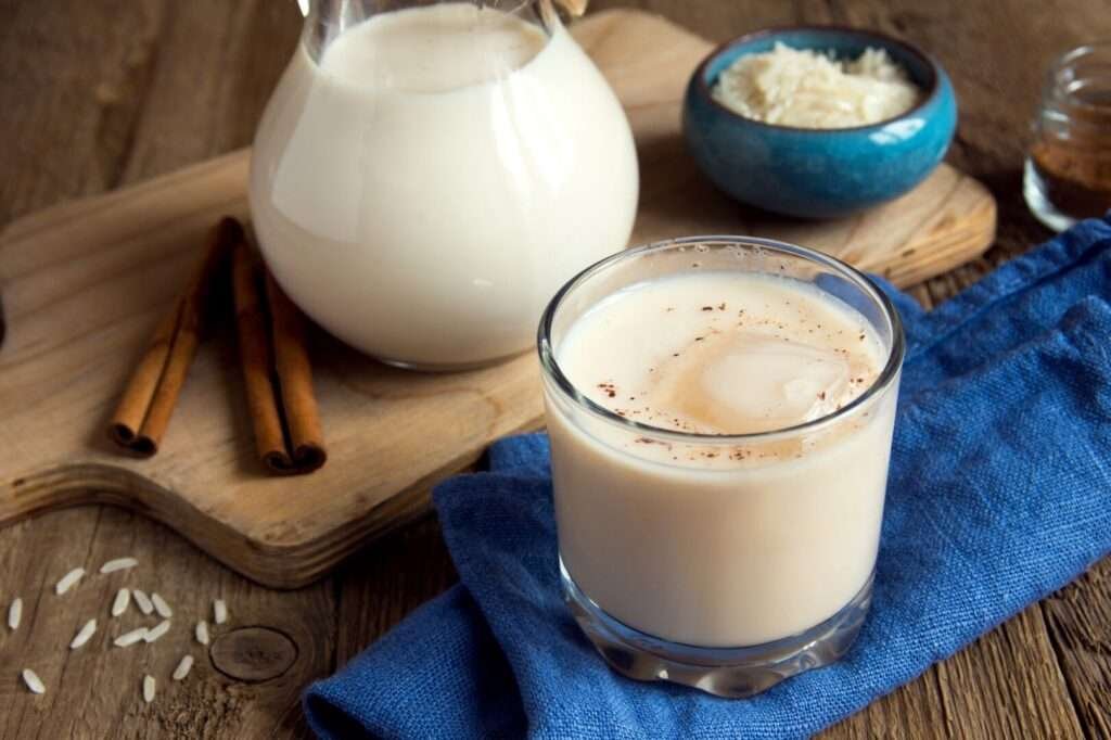 Frische Horchata in Glas und Krug mit Zimt und Reis – typisches mexikanisches Getränk mit Tradition