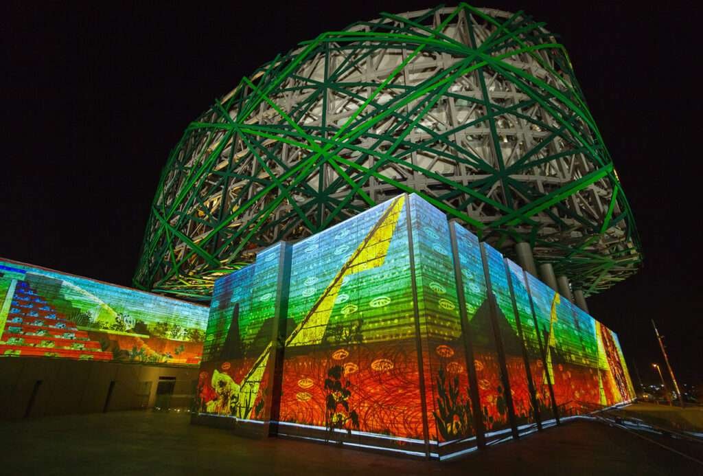 Das Gran Museo del Mundo Maya in Mérida bei Nacht, ein Highlight der kulturellen Hochburgen Mexikos