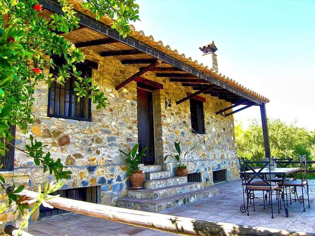 Rustikales Steinhaus mit überdachter Terrasse – Beispiel für landestypischen Stil beim Immobilienkauf in Mexiko.