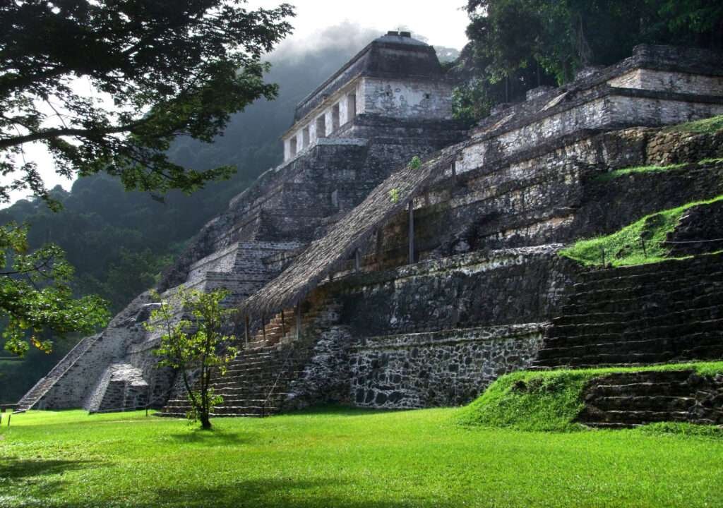 Der Tempel der Inschriften in den Ruinen von Palenque, umgeben vom nebligen Dschungel