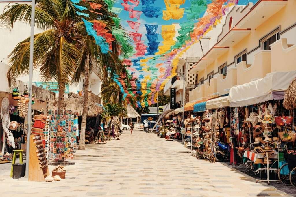 Bunte Einkaufsstraße in Playa del Carmen – wie viel kostet das Leben in Mexiko wirklich