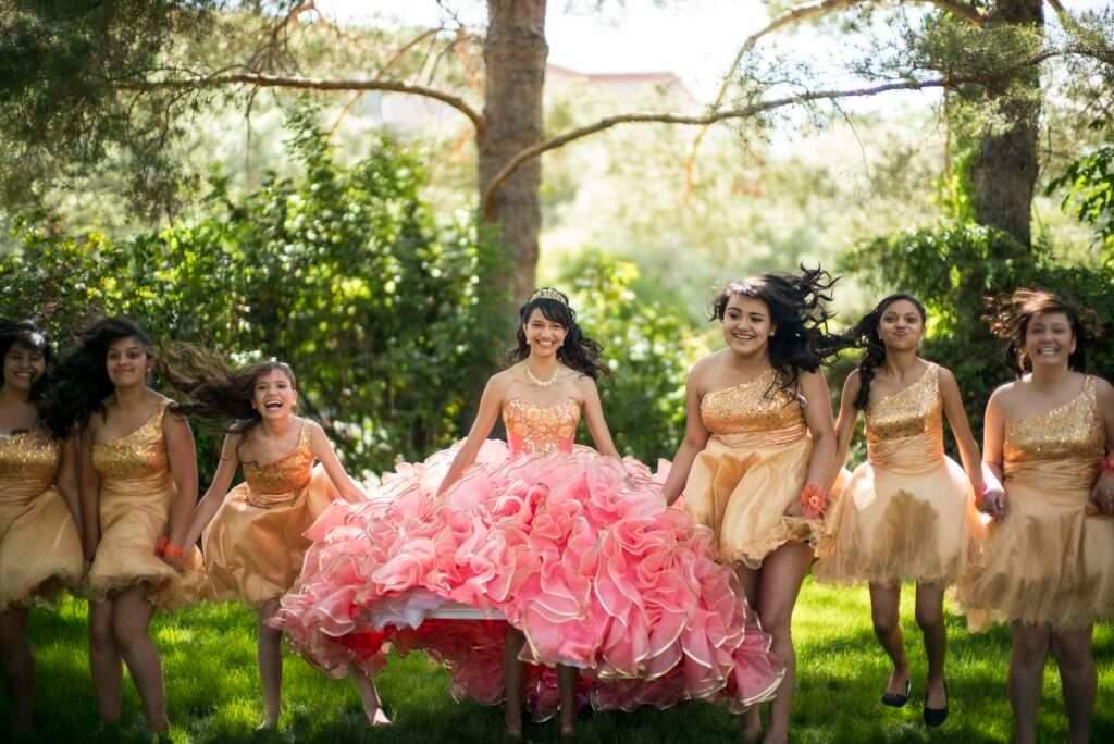 Quinceañera im rosa Kleid mit Freundinnen beim 15. Geburtstag in Mexiko