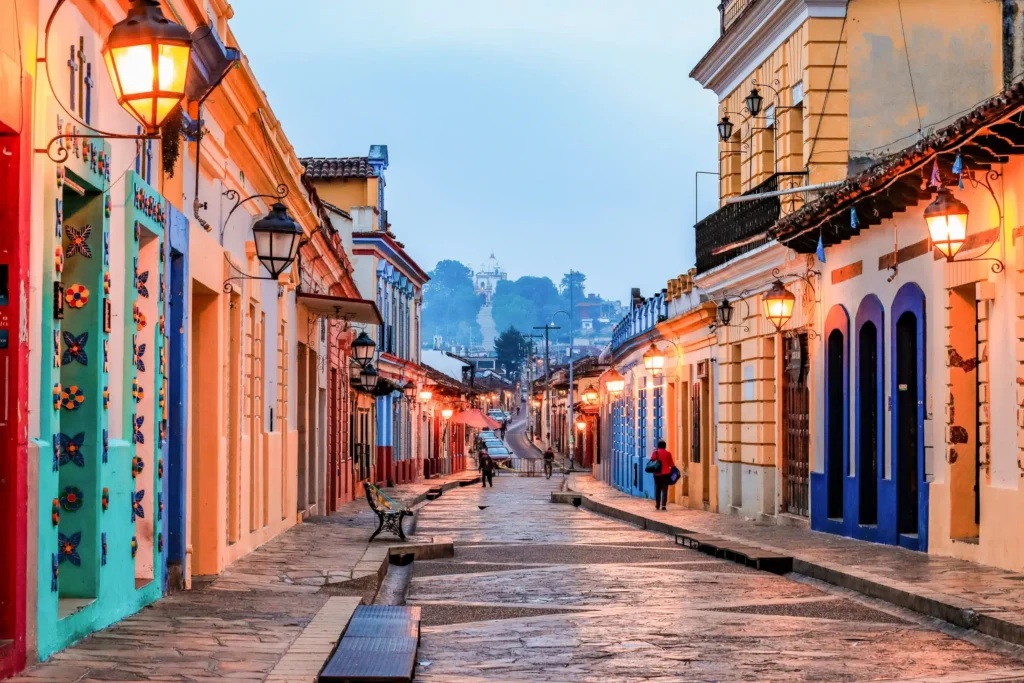 Bunte Kolonialhäuser in den Gassen von San Cristóbal de las Casas, eines der bekanntesten Pueblos Mágicos im Hochland von Chiapas