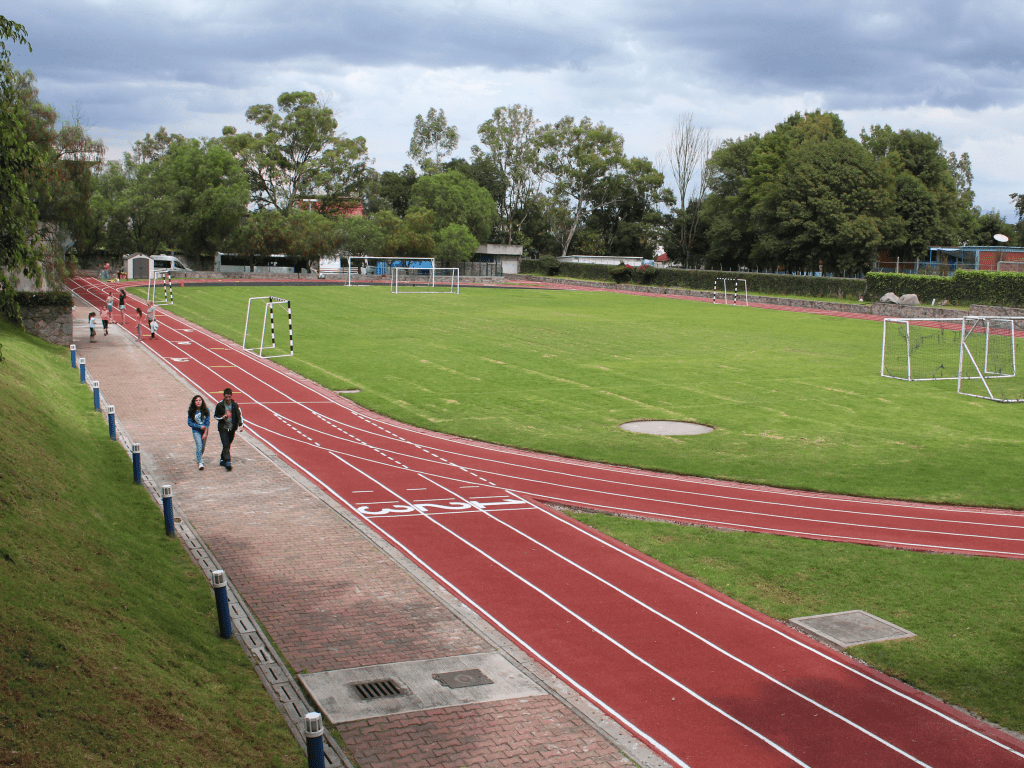 Schule in Mexiko – Sportplatz und Laufbahn des Colegio Alemán