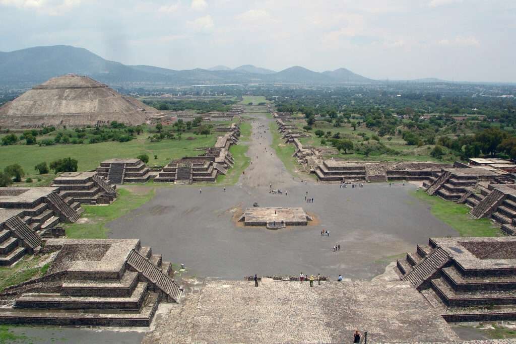 Blick von der Mondpyramide über Teotihuacán – Zeugnis der frühen Hochkulturen in der Geschichte Mexikos.