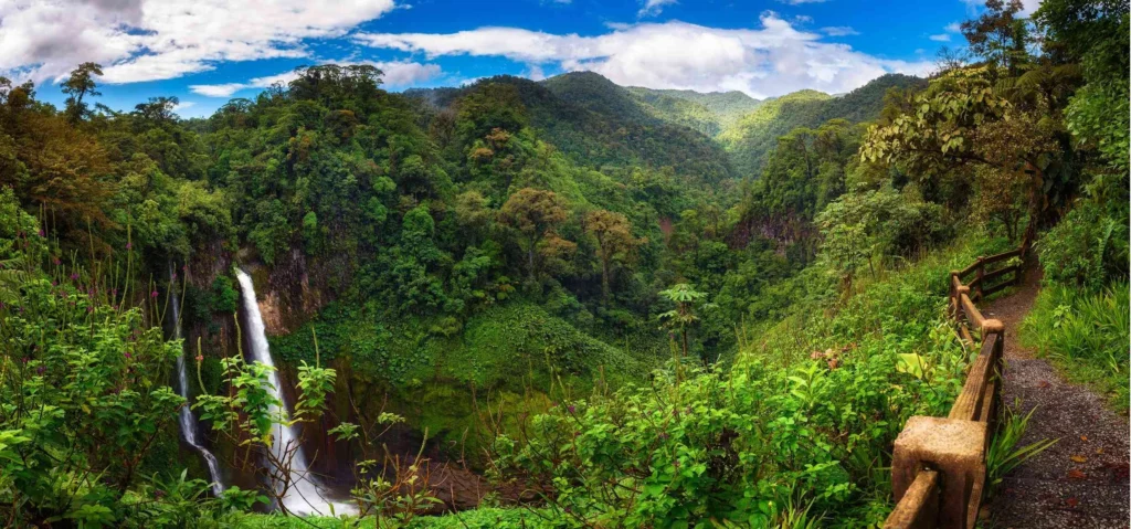 Wasserfall im Regenwald Costa Ricas – Mexiko Costa Rica Paraguay Vergleich