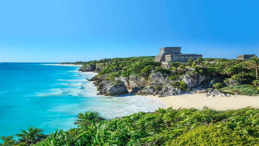 Die Ruinen von Tulum auf einer Klippe über dem Strand mit türkisfarbenem Wasser