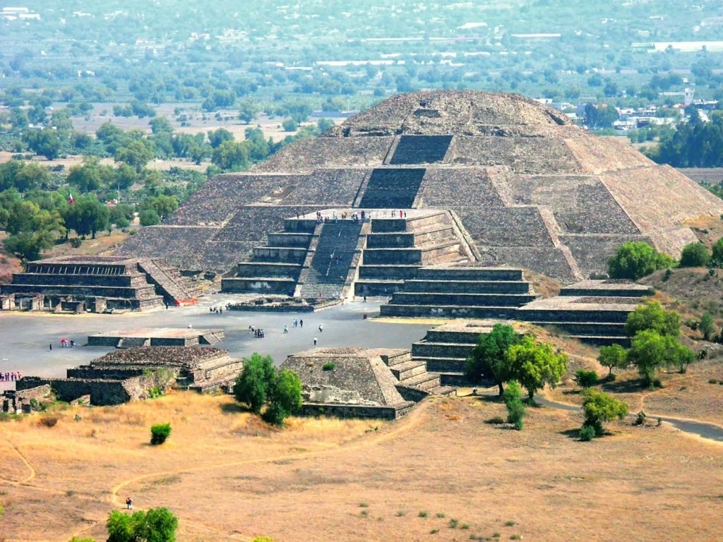 Frontalansicht der Sonnenpyramide in den Ruinen von Teotihuacan mit Besuchern