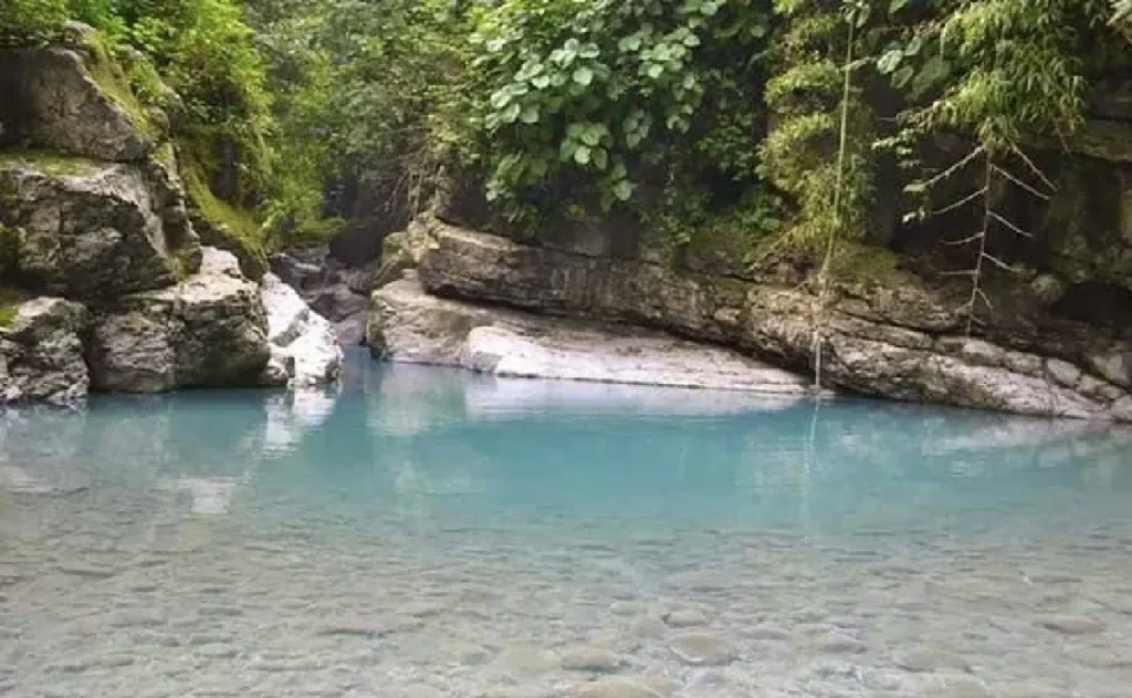 Thermalquellen in Mexiko mitten im Dschungel von Veracruz mit türkisblauem Wasser