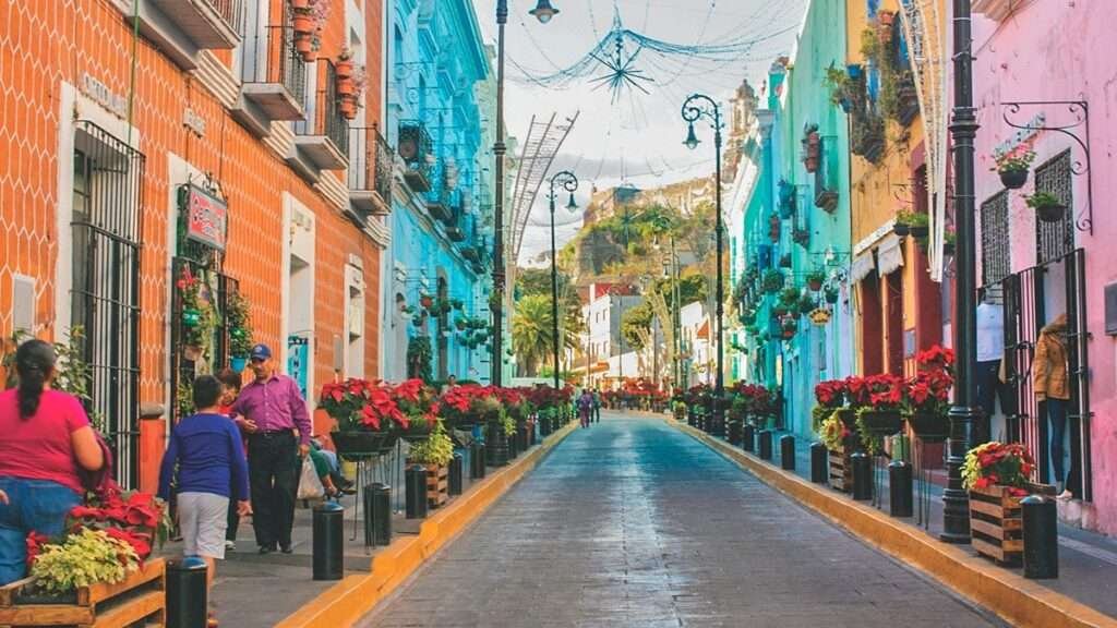 Farbenfroße Straße in Puebla zeigt, was Mexiko besser macht als Deutschland