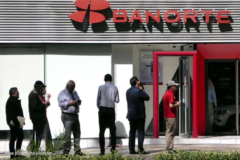 Kunden vor Banorte-Filiale – Bankkonto in Mexiko bei Banorte eröffnen