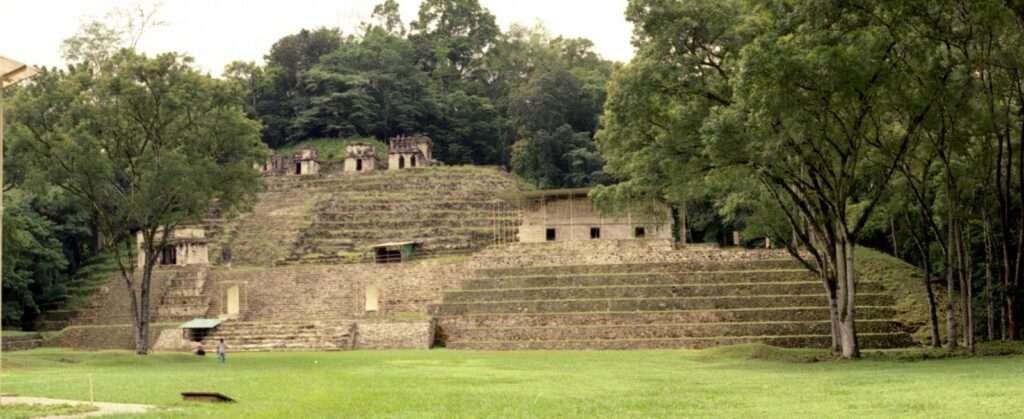 Tempelstruktur mit mehreren Ebenen in den Ruinen von Bonampak, umgeben von dichter Vegetation