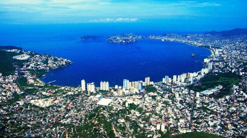Panoramablick über die Bucht von Acapulco aus der Luft