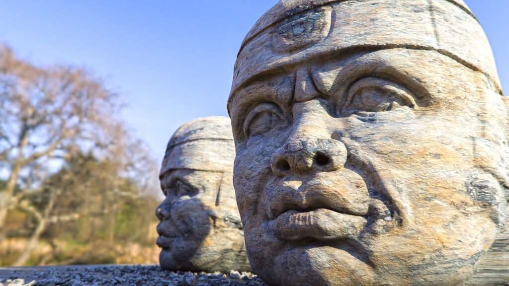 Nahaufnahme eines kolossalen Steinkopfes der Olmeken