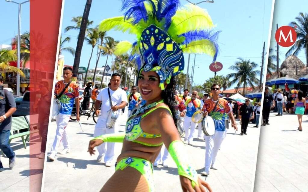 Tänzerin in leuchtendem Federkostüm beim Karneval in Mexiko in Begleitung von Trommlern