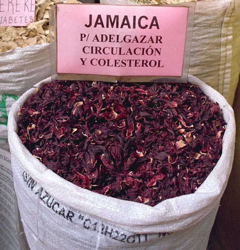 Sack mit getrockneten Hibiskusblüten auf mexikanischem Markt – Basis für Agua de Jamaica Hibiscusblüten-Tee
