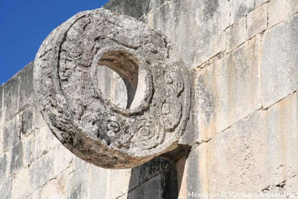Steinerner Ring des großen Ballspielplatzes in Chichen Itza mit Maya-Gravuren