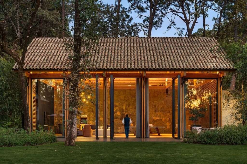 Selbstversorgerhaus im Wald mit Glasfront – typisches Beispiel für kostenbewusstes Leben im Rahmen der Selbstversorgung in Mexiko